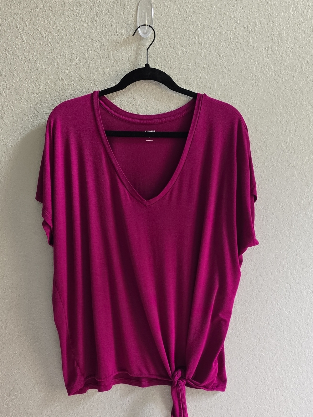 Express Women's V-Neck Tie-Front Tee in Fuchsia-Lg